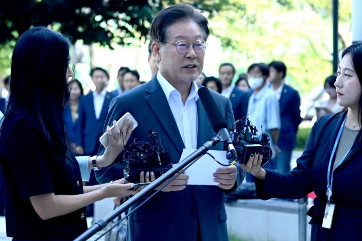 이재명 더불어민주당 대표가 쌍방울 그룹 대북송금 의혹 관련 피의자 신분으로 조사를 받기 위해 9일 오전 경기 수원시 영통구 수원지방검찰청으로 출석하며 발언하고 있다. / 사진출처=연합뉴스