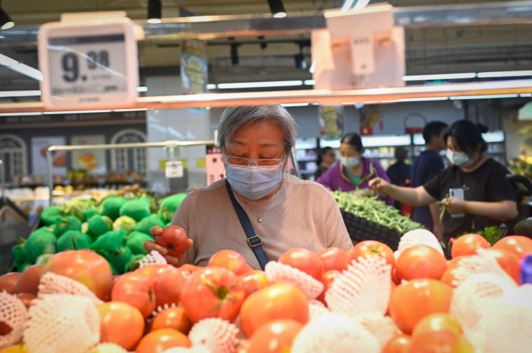 중국 베이징 시민이 마트에서 토마토를 고르고 있다. / 사진출처=연합뉴스