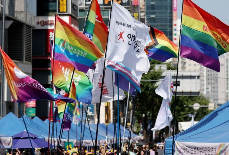 제 6회 인천 퀴어문화축제 현장의 무지개 깃발.[사진=연합뉴스]