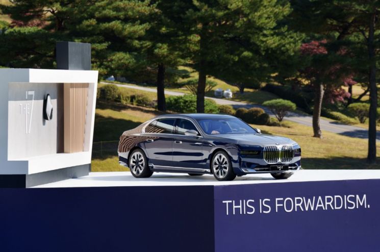 지난해 BMW레이디스 챔피언십2022 대회 당시 18번홀에 전시한 신형 전기차 i7＜사진제공:BMW코리아＞