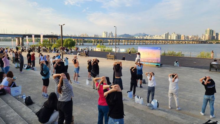 '한강술래길'에 참석한 참석자들이 9일 출발전 몸풀기를 하고 있다. 사진=성기호 기자 kihoyeyo@