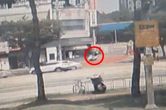 지난달 18일 낮 12시께 대전 서구 관저동 한 신협에 헬멧을 쓴 남성이 침입해 현금 약 3900만원을 빼앗아 달아났다. [이미지출처=연합뉴스]