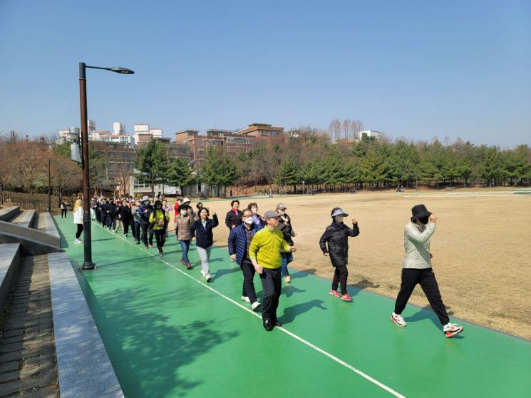 건강지도자 교육생들이 올바른 걷기 수업을 받고 있다.(사진=중구 제공)