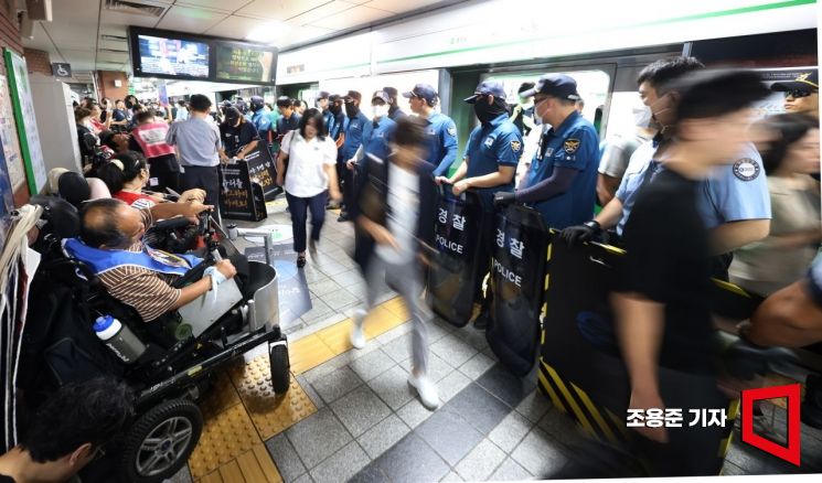 [포토] 전장연, 출근길 지하철 탑승 시위