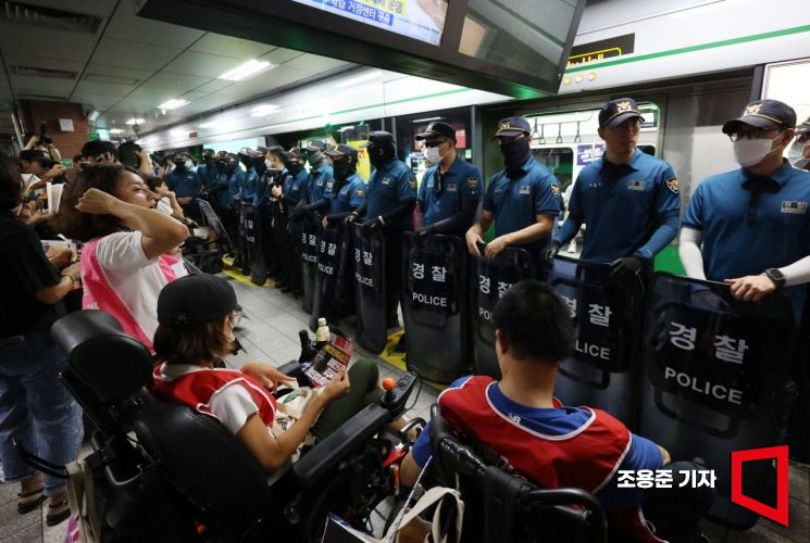 명동역이 전장연 시위로 무정차 통과했다. 사진은 지난해 9월 전장연이 서울 지하철 2호선에서 시위를 하고 있는 모습. 아시아경제DB