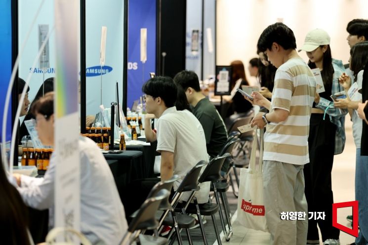 취업박람회에서 학생들이 기업 담당자와 상담하고 있다(기사 이해를 돕기 위한 사진). 허영한 기자