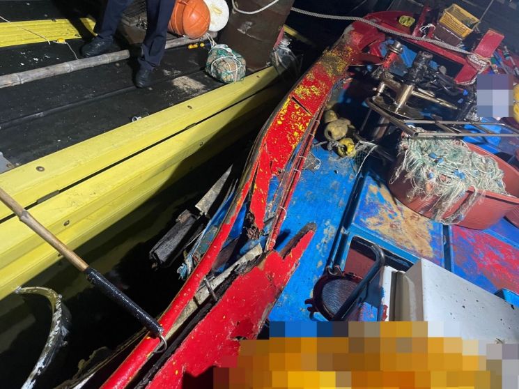 경남 거제시 덕포항 인근 해상에서 선박 두 척이 충돌해 어선 왼편이 부서졌다. [사진제공=창원해양경찰서]