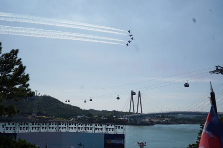 지난 8∼10일 해남군 우수영 관광지 울돌목 일원에서 명량대첩축제 개막식에 에어쇼가 펼쳐지고 있다. [사진제공=해남군]