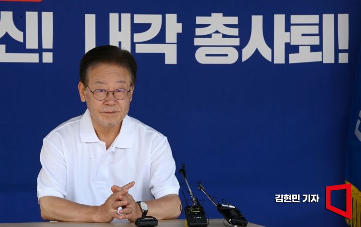 국회에서 단식 12일째인 이재명더불어민주당 대표가 11일 오전 본관 앞 천막농성장에 앉아 있다. 이대표는 오전 열린 최고위원회의에는 참석하지 못했다. 사진=김현민 기자 kimhyun81@