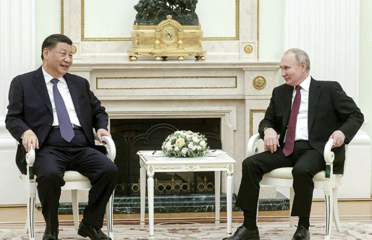 지난 3월 러시아 모스크바 크렘린궁을 방문한 시진핑 중국 국가주석(왼쪽)과 블라디미르 푸틴 러시아 대통령(오른쪽)이 회담을 갖고 있다. [이미지출처=연합뉴스]