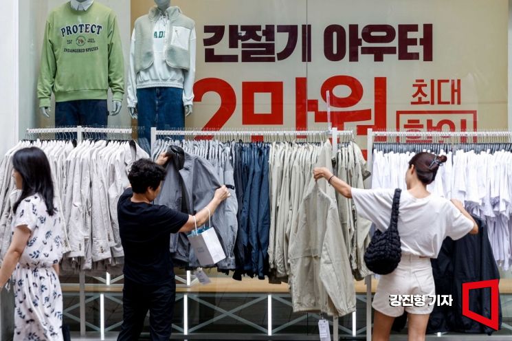 [포토]간절기 옷 할인 판매하는 의류매장 - 아시아경제