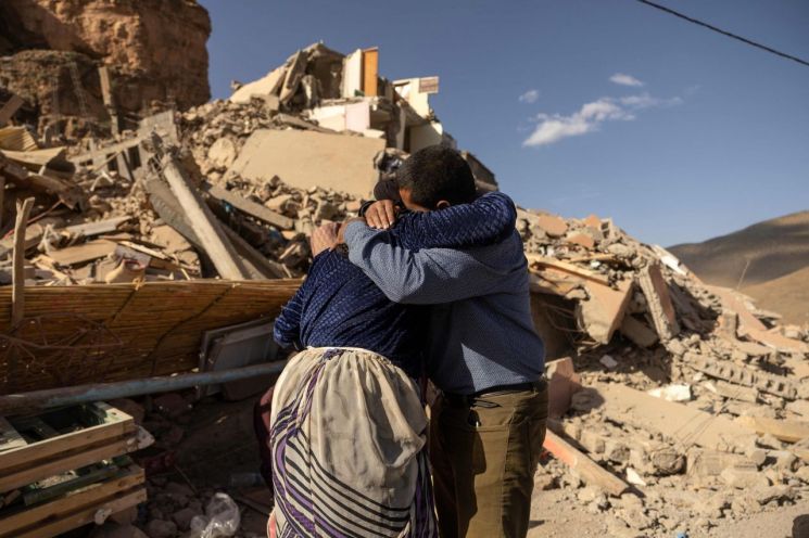 10일(현지시간) 모로코 국영 일간지 '르 마탱'은 같은 날 오후 4시까지 이번 지진으로 2122명이 숨지고 2421명이 다친 것으로 잠정 집계됐다고 보도했다. [사진출처=AFP·연합뉴스]