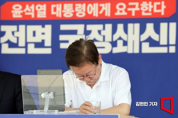 단식투쟁 13일차를 이어가고 있는 이재명 더불어민주당 대표가 11일 서울 여의도 국회 본청 앞 단식투쟁천막에 앉아 있다. 사진=김현민 기자 kimhyun81@