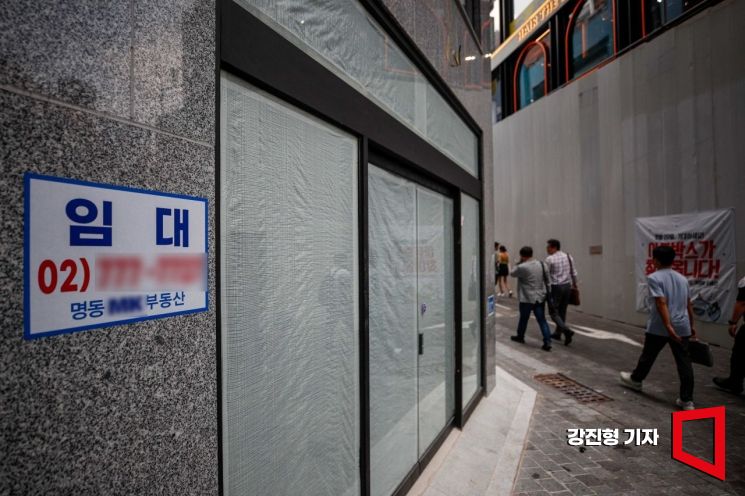 서울 중구 명동 한 상가에 임대 안내문이 붙어 있다. 사진=강진형 기자aymsdream@