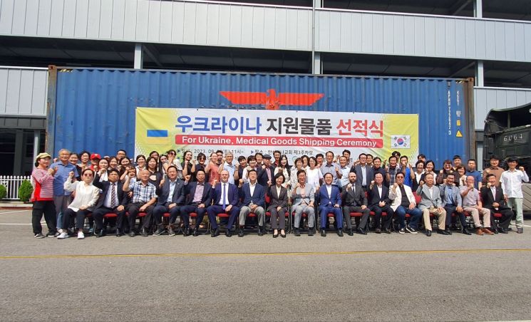 한국제약바이오협회는 9일 우크라이나 대사관 관계자와 식품의약품안전처장이 참석한 가운데 우크라이나에 필수의약품 등 전달식을 열었다. 전달식에 참석한 관계자들이 기념사진을 촬영하고 있다. [사진제공=한국제약바이오협회]