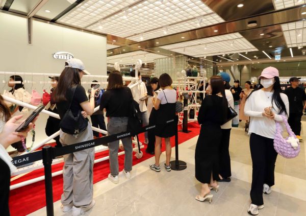 신세계백화점 강남점 본관 8층 '뉴 스트리트' 내 이미스 매장에서 고객들이 쇼핑을 하고 있다[사진제공=신세계].