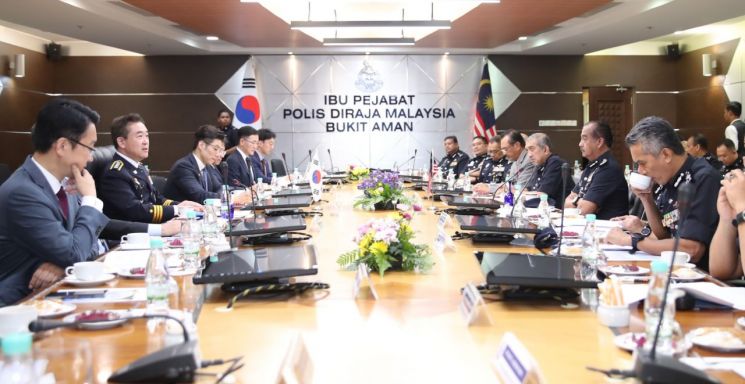 윤희근 경찰청장은 11일 말레이시아 경찰청을 방문해 라자루딘 후세인 청장과 마약범죄 확산 차단과 온라인 사기범죄 공동대응을 위한 협력 방안을 논의하고, 양 기관의 전략적 치안협력 확대를 위해 업무협약을 체결하기로 약속했다. [사진제공=경찰청]