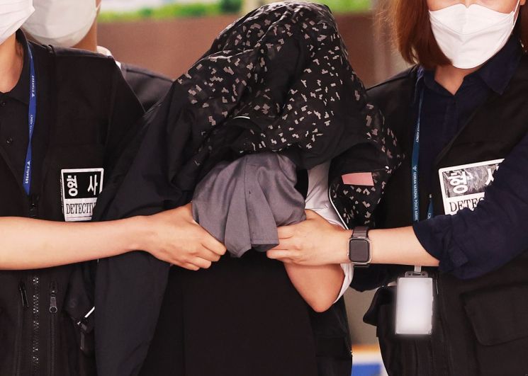 살인 및 사체은닉 혐의로 구속된 '수원 냉장고 영아시신 사건' 피의자 30대 친모 A씨가 지난 6월 30일 오전 경기도 수원남부경찰서에서 검찰로 송치되고 있다. [사진출처=연합뉴스]