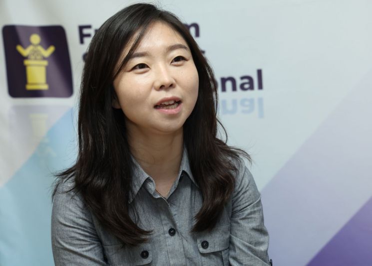 책 '열한 살의 유서' 작가 김은주씨(37)가 아시아경제와의 인터뷰에서 탈북 과정에 대해 설명하고 있다. 사진=허영한 기자 younghan@