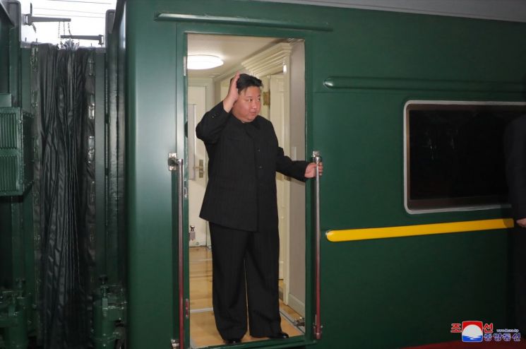 "김정은, 열차 내려 러시아 관리들과 인사"…영상도 공개