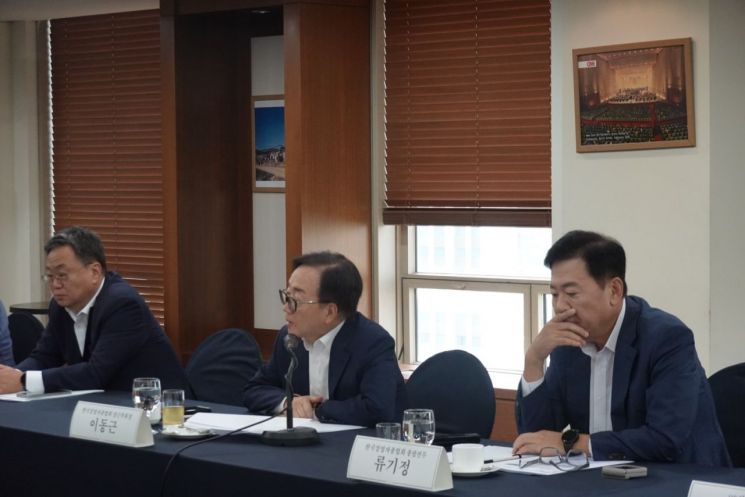 12일 경총 주최로 열린 주요 기업 인사노무담당 임원회의에서 이동근 경총 상근부회장(사진 가운데)이 발언하고 있다.＜사진제공:한국경영자총협회＞