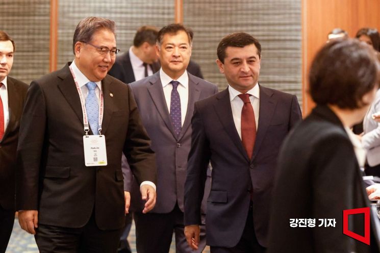 [포토]포럼장에 들어서는 한-우즈베키스탄 외교장관