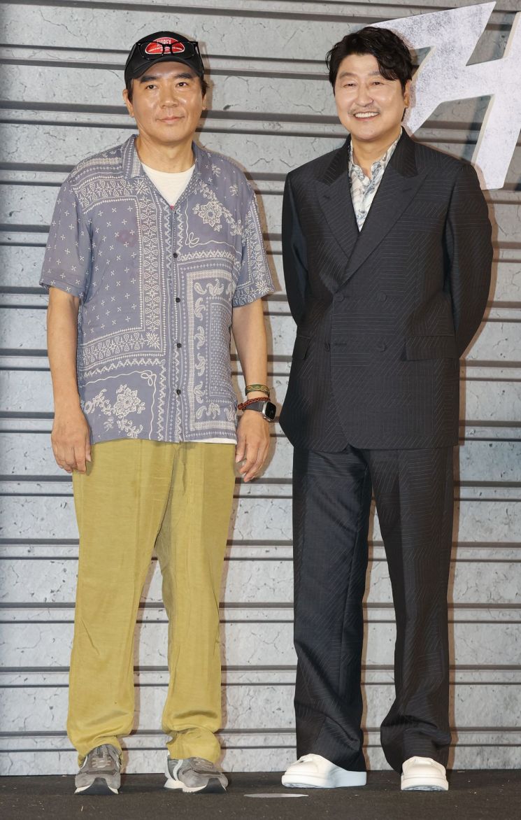 김지운 감독(왼쪽) 배우 송강호[사진출처=연합뉴스]