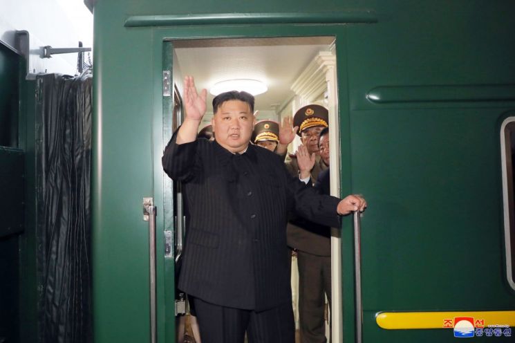 10일 오후 김정은 북한 국무위원장이 러시아 방문을 위해 평양에서 전용열차에 탑승하는 모습. 평양=조선중앙통신·연합뉴스