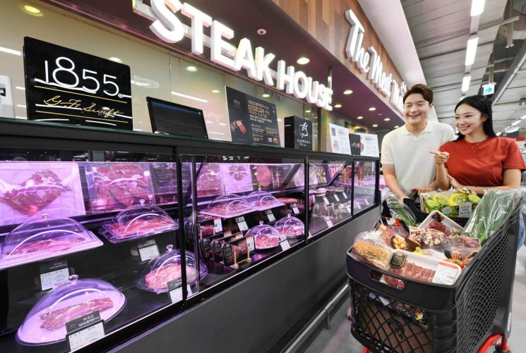 홈플러스가 최근 오픈한 '메가푸드마켓 2.0' 강동점 스테이크 하우스에서 소비자들이 상품을 보고 있다. [사진제공=홈플러스]