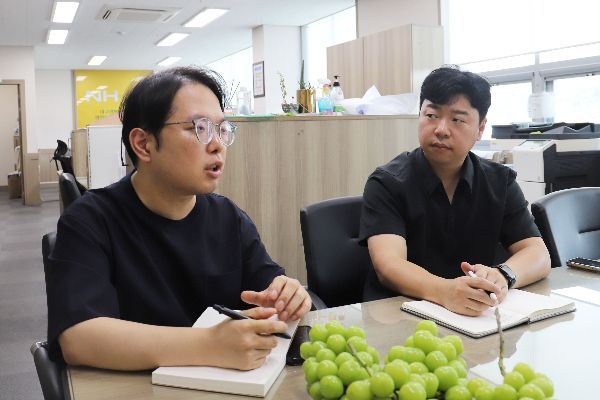 (왼쪽부터) 임진영 롯데온 식품팀 상품기획자(MD)와 고승석 대구경북능금농협 유통사업본부 과장이 이야기를 나누고 있다. [사진=이서희 기자]