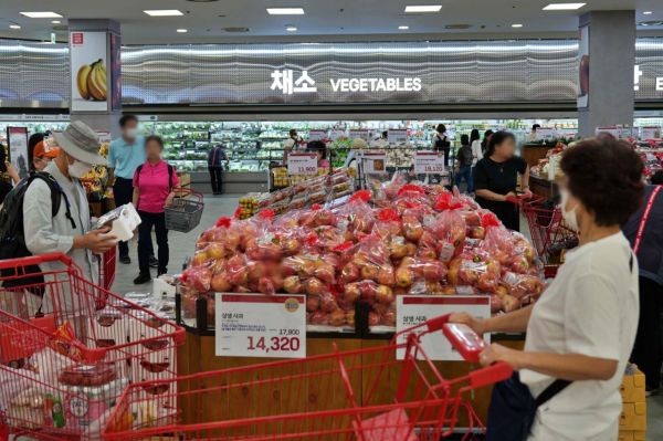 새단장한 롯데마트 '제타플렉스 서울역점'에서 고객들이 쇼핑을 하고 있다[사진제공=롯데마트].