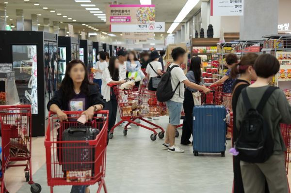 새단장한 롯데마트 '제타플렉스 서울역점'에서 고객들이 쇼핑을 하고 있다[사진제공=롯데마트].