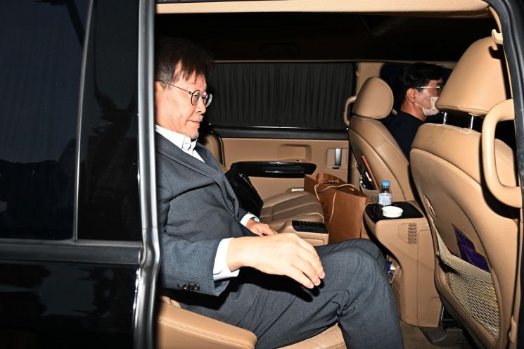 더불어민주당 이재명 대표가 12일 오후 경기도 수원시 영통구 수원지방검찰청에서 '쌍방울 그룹 대북 송금' 의혹 관련 조사를 마치고 나와 차량에 탑승하고 있다. [이미지출처=연합뉴스]