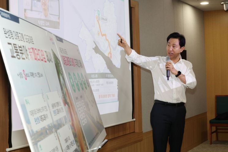 오세훈 서울시장이 11일 오전 서울시청 브리핑룸에서 열린 기후동행카드 도입시행 기자설명회에서 브리핑하고 있다.  사진=연합뉴스
