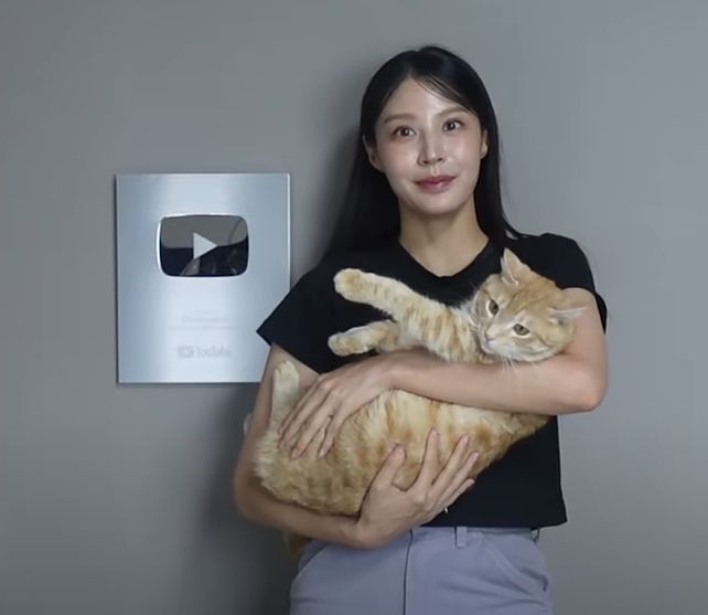 On the 12th, Jomin uploaded a video titled "Silver Button Revealed After 3 Months" on her YouTube channel 'Jjomin'. <br>[Photo by Jomin YouTube 'Jjomin minchobae']