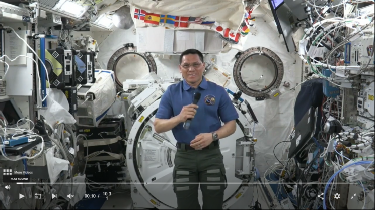 미 NASA 우주조종사 프랭크 루비오가 지난 12일(현지 시각) 국제우주정거장(ISS)에서 인터뷰를 하고 있다. 사진출처=NASA 유튜브 채널 캡처