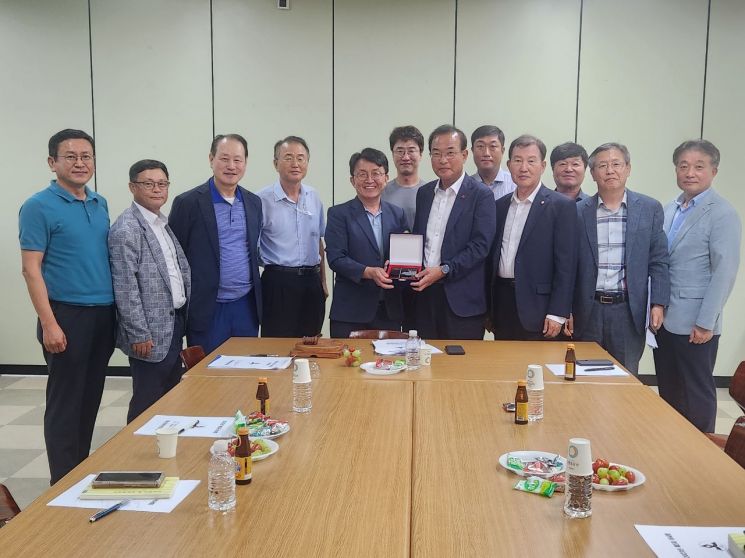 강기철 대일전기 대표가 경영 대상을 수상하고 있다.
