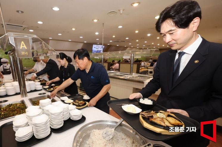 '수(水)요일엔 우리 수(水)산물 먹는 날'을 맞아 13일 서울 종로구 정부서울청사 구내식당을 찾은 박성훈 해양수산부 차관이 국내 수산물로 만든 생선구이를 받아 자리로 이동하고 있다. 사진=조용준 기자 jun21@