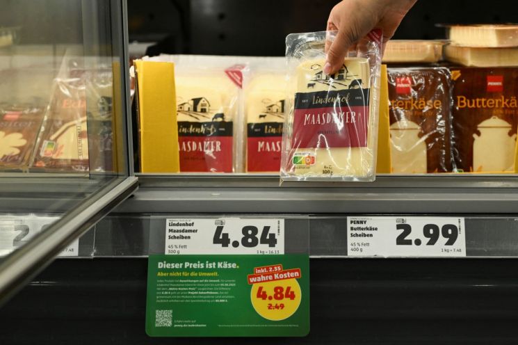 지난달 1일(현지시간) 독일 슈퍼마켓 체인점 페니에서 '실질 가격' 캠페인을 진행 중인 모습. [이미지출처=로이터연합뉴스]