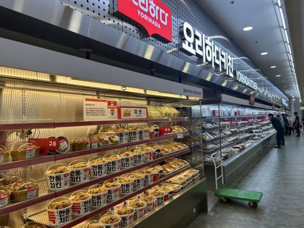 롯데마트가 제타플렉스 서울역점에 23m 길이로 선보이는 대규모 델리 코너 '요리하다 키친'[사진=김유리 기자].