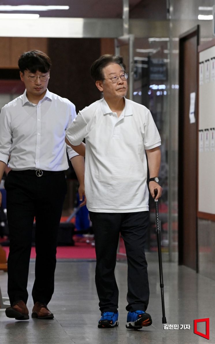 [포토] 지팡이 짚은 이재명 대표