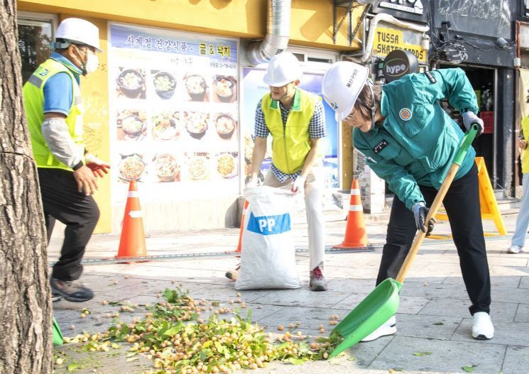 은행나무 열매 제거 중인 박희영 용산구청장