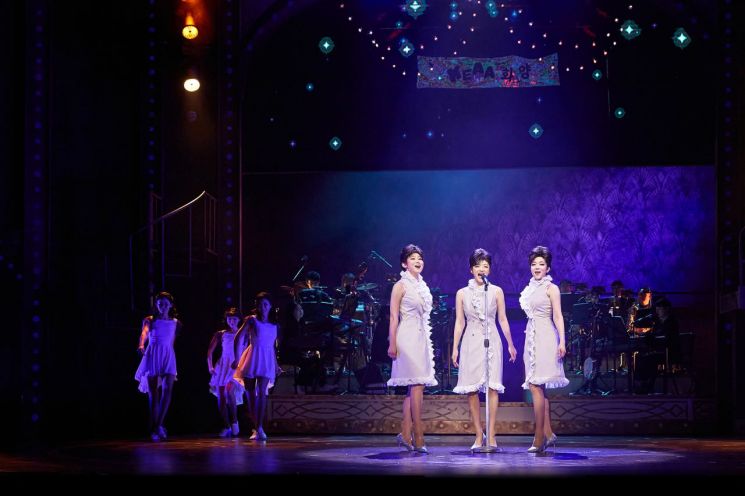 The stage of The Sisters (Yoo Yeon, Lee Ye-eun, Shin Eui-jung) <br>[Photo by Shin Company]