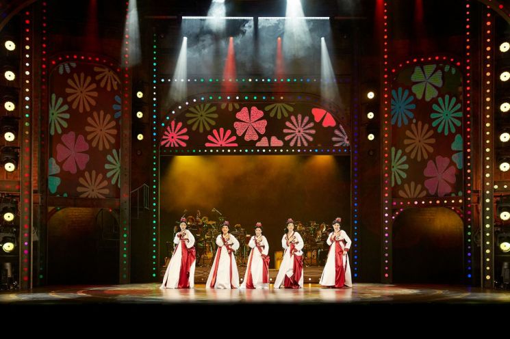 Stage of Jegori Sisters (Jeong Yuji, Jeong Yeon, Seonmin, Kim Ryeowon, Hong Seoyoung) [Photo by Shinsee Company]