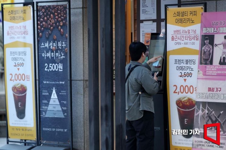 . 컴포즈 커피의 경쟁업체인 메가MGC커피나 빽다방 등 다른 저가 브랜드 프랜차이즈의 경우 매장 이용과 픽업 이용 가격이 대부분 같다. 이디아커피 등 중저가 브랜드도 매장과 픽업 가격에 차이를 두지 않고 있다. [사진=김현민 기자 kimhyun81@]