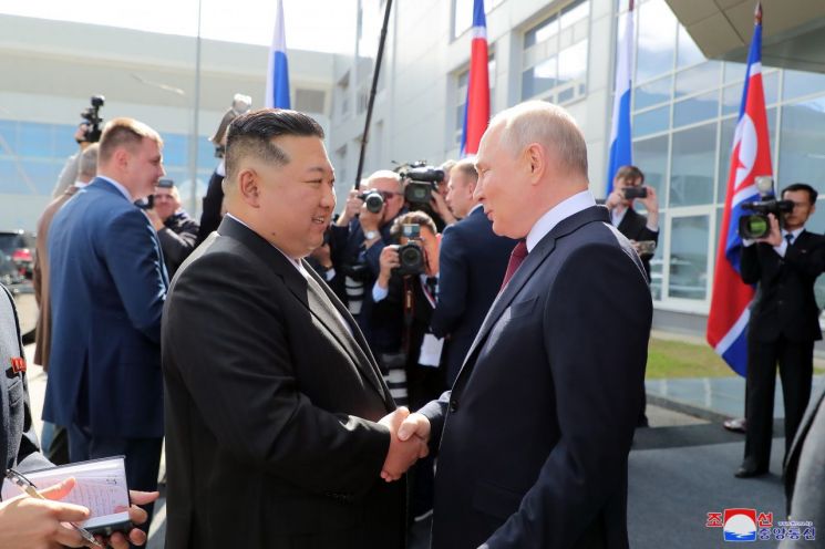 악수하는 북한 김정은(왼쪽)과 블라디미르 푸틴 러시아 대통령 [이미지출처=연합뉴스]