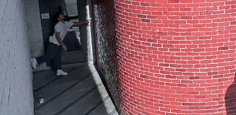 교도소가 공개한 탈옥 당시 영상에 따르면 카발칸테는 교도소 건물 벽과 벽 사이의 좁은 틈새에서 두 팔과 두 다리를 길게 뻗어 양쪽 벽을 짚고 올라간 뒤 철조망을 뚫고 교도소 지붕에서 뛰어내려 탈출했다. [사진출처=뉴욕타임스]