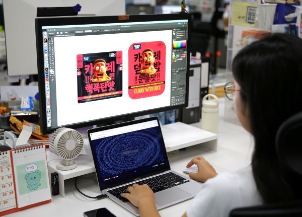 A GS25 designer is creating product package designs using an AI program. <br>[Photo by GS Retail]