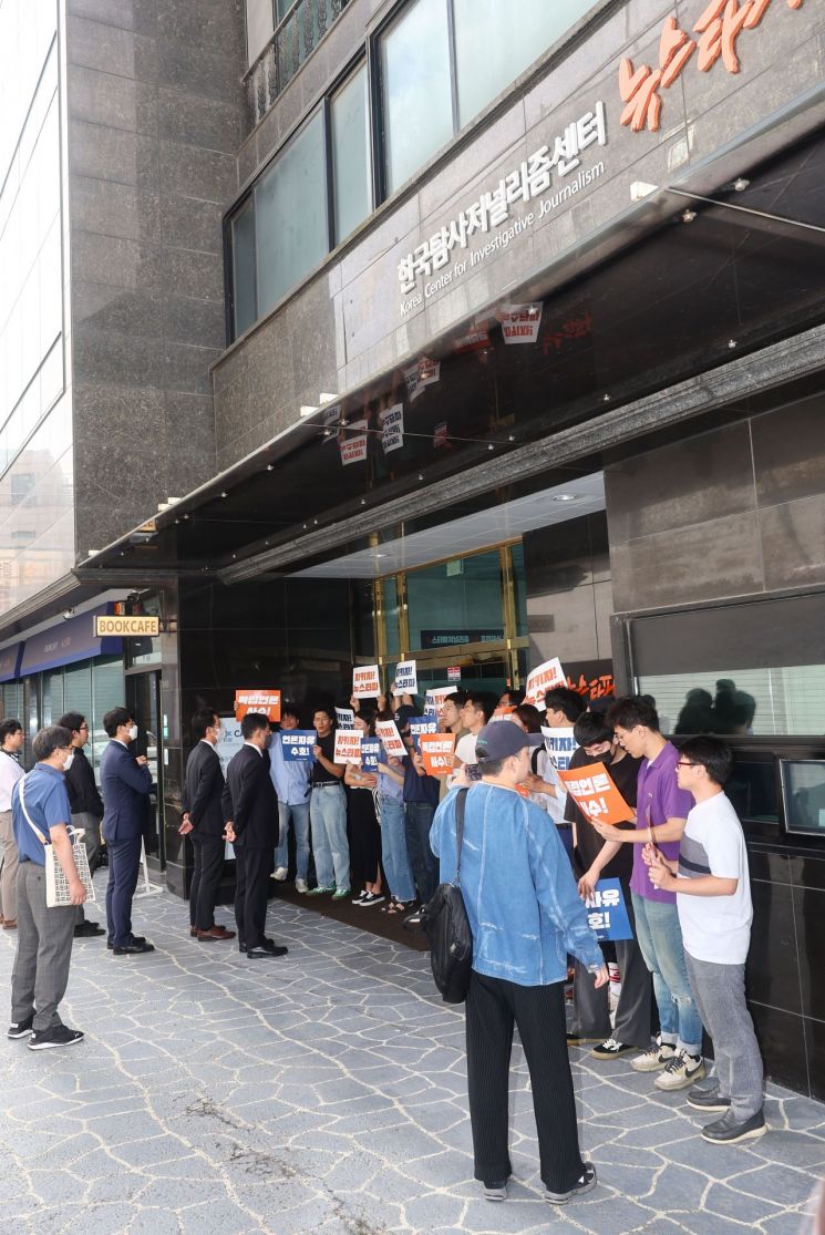 14일 오전 대장동 허위 보도 의혹 관련 압수수색을 위해 서울 중구 뉴스타파를 찾은 검찰 관계자들이 뉴스타파 직원들과 대치하고 있다. [이미지출처=연합뉴스]
