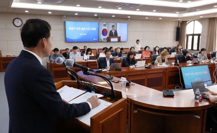 김영호 통일부 장관이 14일 서울 종로구 남북관계관리단 회담장에서 열린 출입기자 간담회에서 발언하고 있다. [이미지출처=연합뉴스]